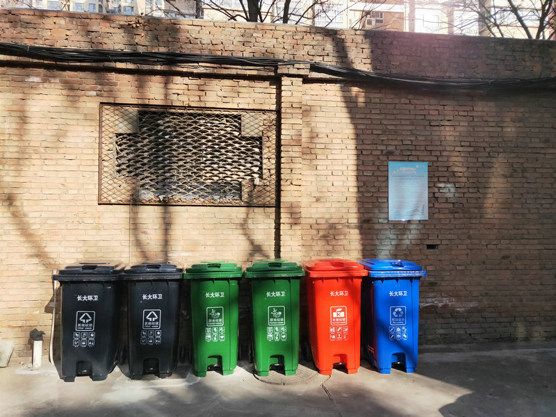 长安大学四分类塑料垃圾桶安装到位并投入使用