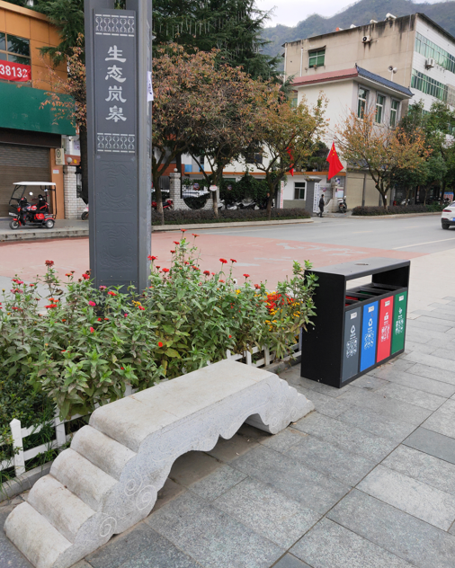 岚皋县四色分类垃圾桶、240升塑料挂车桶走进安康住建局市政街道。