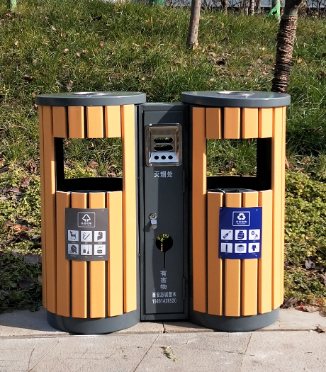 西安两分类塑木垃圾箱进入西安鱼化工业园亲水公园。